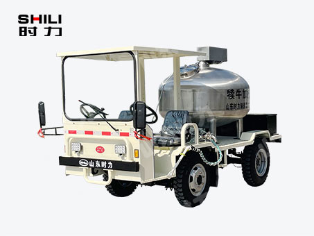 1方電動(dòng)四輪犢牛喂奶車（立式罐、帶攪拌）