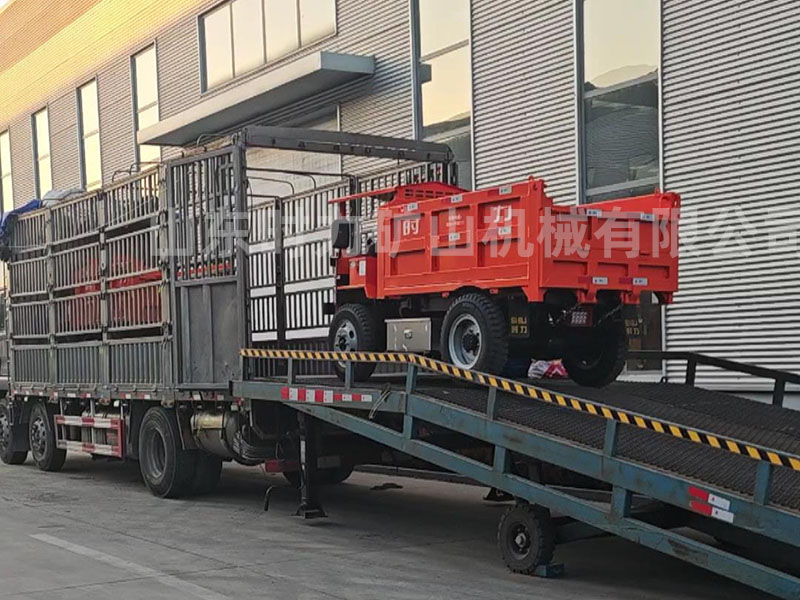 載重4噸電動(dòng)四輪自卸車發(fā)往河南