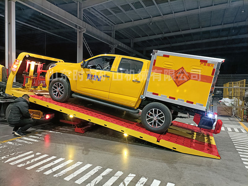 FCB-1無軌爆破器材運(yùn)輸車發(fā)往河南