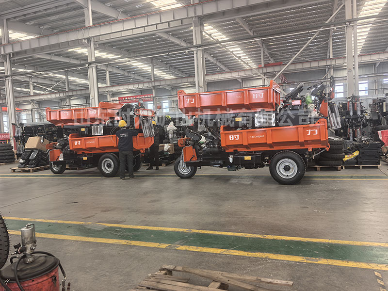 12臺(tái)傳動(dòng)軸柴油三輪卸車出口柬埔寨